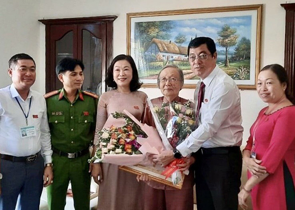 Ông Trần Đình Khoa, Bí thư Thành ủy Vũng Tàu trao Huy hiệu 60 năm tuổi Đảng cho đảng viên Nguyễn Thị Đoan (Chi bộ 4, Đảng bộ phường 4, TP. Vũng Tàu). Ảnh: MINH ĐỨC