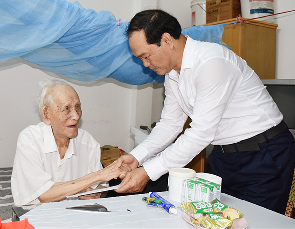 Ông Mai Ngọc Thuận, Ủy viên Ban Thường vụ Tỉnh ủy, Phó Chủ tịch HĐND tỉnh đến thăm, tặng quà cho gia đình ông Phạm Văn Khoái, cán bộ tiền khởi nghĩa (SN 1922, ở tại số 180/25/10 đường Ba Cu). Ảnh: TUYẾT MAI