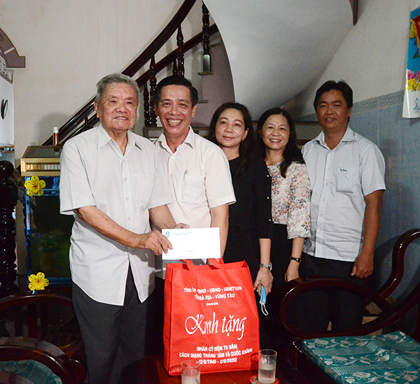 Ông Lưu Tài Đoàn, Ủy viên Ban Thường vụ Tỉnh ủy, Trưởng ban Tổ chức Tỉnh ủy thăm, tặng quà ông Phạm Văn Hai, con liệt sĩ Phạm Văn Niệm, khu phố Phước Thới, thị trấn Đất Đỏ, huyện Đất Đỏ. Ảnh: VÂN ANH