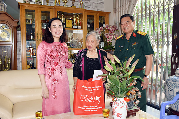Đại tá Phạm Phú Ý, Ủy viên Ban Thường vụ Tỉnh ủy, Chỉ huy trưởng Bộ CHQS tỉnh thăm, tặng quà bà Phạm Thị Thoi, thân nhân ông Phan Mỹ, là cán bộ tiền khởi nghĩa (đã mất). ẢNH: QUANG VINH