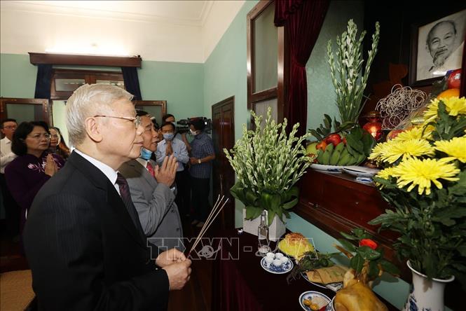 Tổng Bí thư, Chủ tịch nước Nguyễn Phú Trọng dâng hương tưởng niệm Chủ tịch Hồ Chí Minh. 
