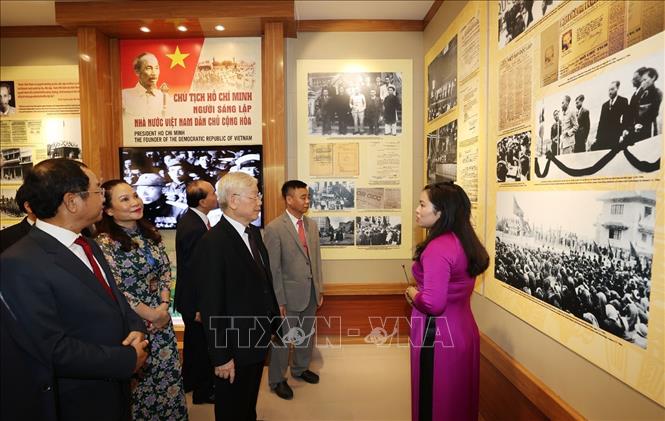 Tổng Bí thư, Chủ tịch nước Nguyễn Phú Trọng thăm phòng trưng bày “Chủ tịch Hồ Chí Minh - Người sáng lập Nhà nước Việt Nam Dân chủ Cộng hòa”.