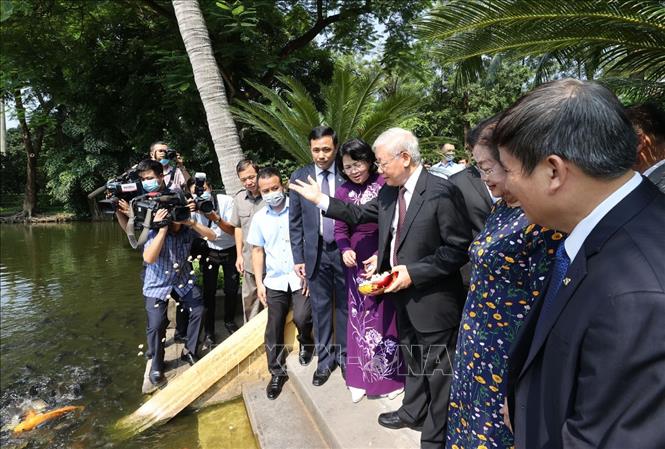 Tổng Bí thư, Chủ tịch nước Nguyễn Phú Trọng thăm ao cá Bác Hồ. 
