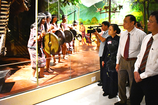 Đoàn khách tham quan tổ hợp trưng bày cộng đồng Chơ Ro.