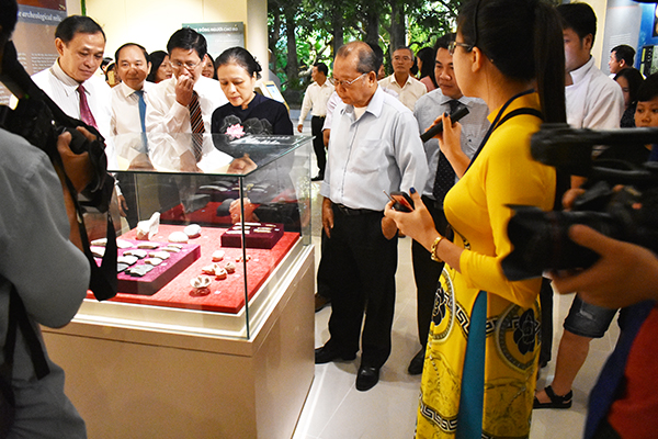 Khách tham quan trưng bày khảo cổ học tiền sơ sử, tại Bảo tàng tỉnh.