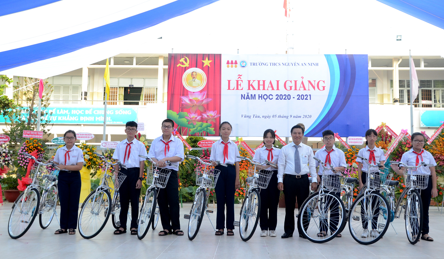 Ông Lê Đình Thắng, Chủ tịch HĐQT DIC Holdings trao tặng học bổng  là xe đạp của CLB Golf BR-VT cho học sinh nghèo  hiếu học Trường THCS Nguyễn An Ninh. Ảnh: VÂN ANH
