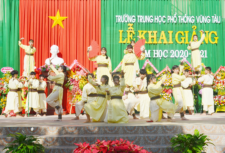 Tiết mục múa “Hào khí Việt Nam” do HS Trường THPT Vũng Tàu biểu diễn tại lễ khai giảng. Ảnh: MINH NHÂN
