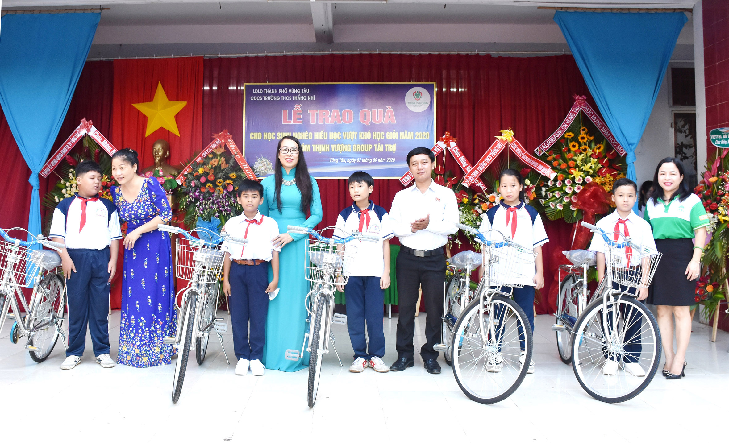 Bà Trần Thị Thanh Thủy, Phó Chủ tịch LĐLĐ TP. Vũng Tàu và đại diện nhà tài trợ trao xe đạp cho HS Trường THCS Thắng Nhì.