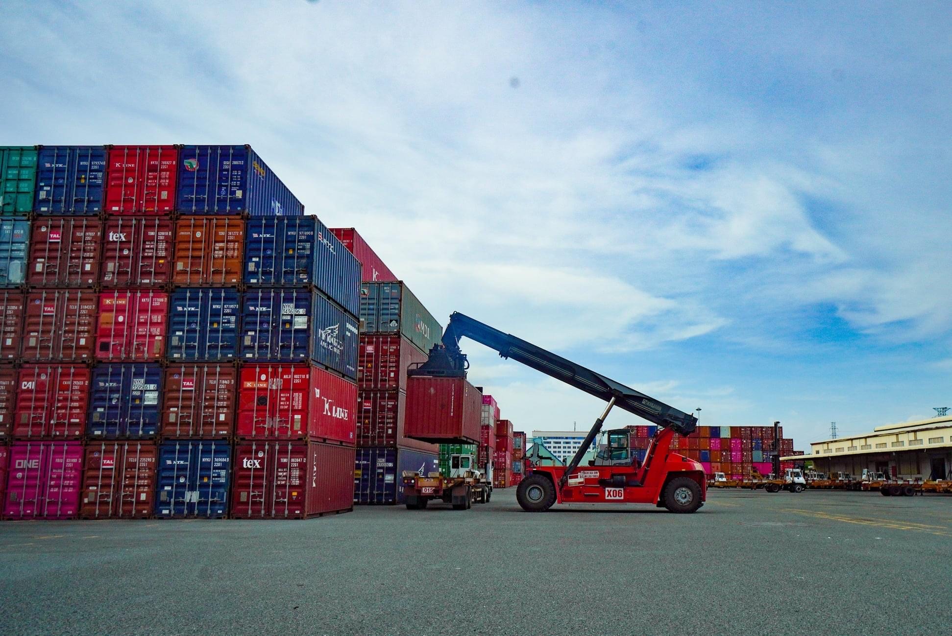 Ngành hải quan đã kiên quyết xử lý container phế liệu không được phép nhập khẩu. Trong ảnh: Bãi chứa container tại Cảng Quốc tế Tân Cảng-Cái Mép.