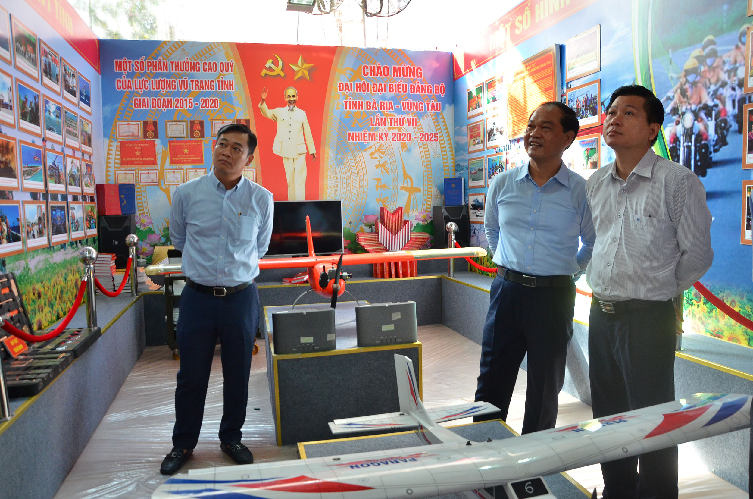 Ông Mai Ngọc Thuận, Phó Chủ tịch HĐND tỉnh và ông Trần Văn Tuấn, Phó Chủ tịch UBND tỉnh khảo sát công tác chuẩn bị triển lãm.  