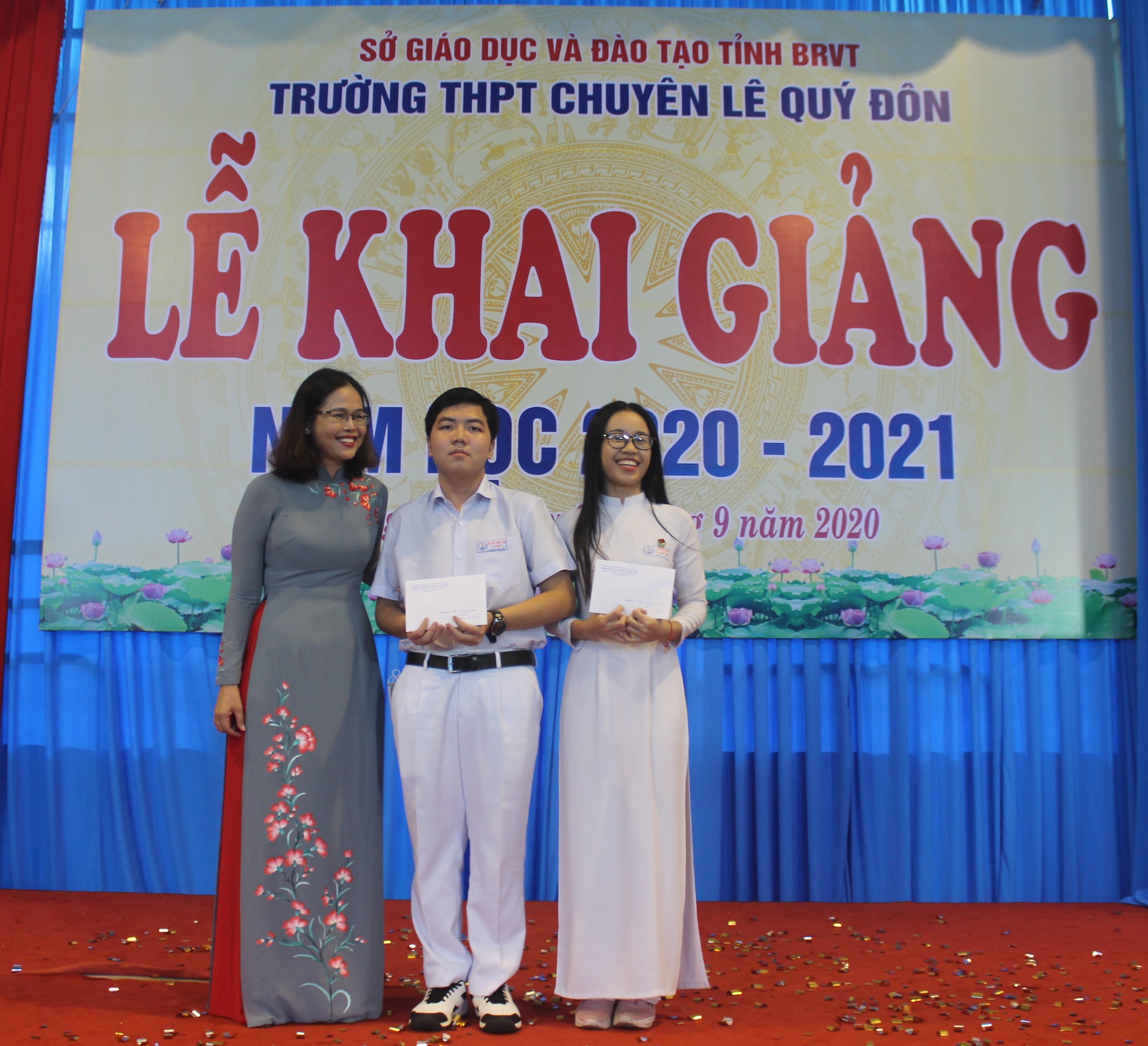 Cô Lữ Thị Trà Giang, Hiệu trưởng Trường THPT chuyên Lê Quý Đôn trao phần thưởng cho hai HS đạt điểm số thủ khoa của tỉnh trong kỳ thi tốt nghiệp THPT năm 2020.