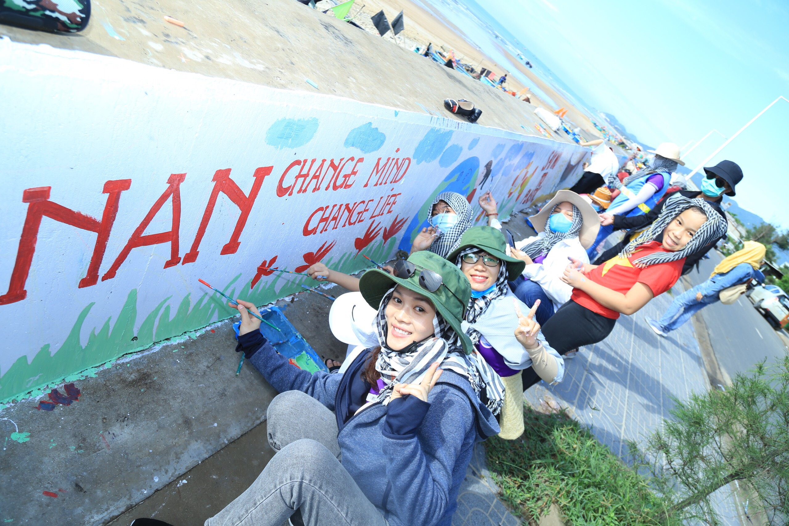 Các TNV đến từ Trường THCS Nguyễn An Ninh (TP.Vũng Tàu) tham gia vẽ tranh “Bức họa ven biển”.