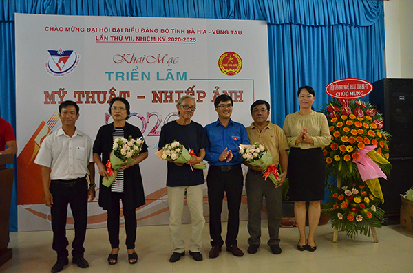 Ông Lê Anh Quỳnh, Giám đốc Nhà Văn hoá Thanh niên tỉnh và ông Nguyễn Văn Tuân, Phó Bí thư Tỉnh Đoàn tặng hoa các nghệ sĩ, nhà nhiếp ảnh có tác phẩm tham gia triển lãm.