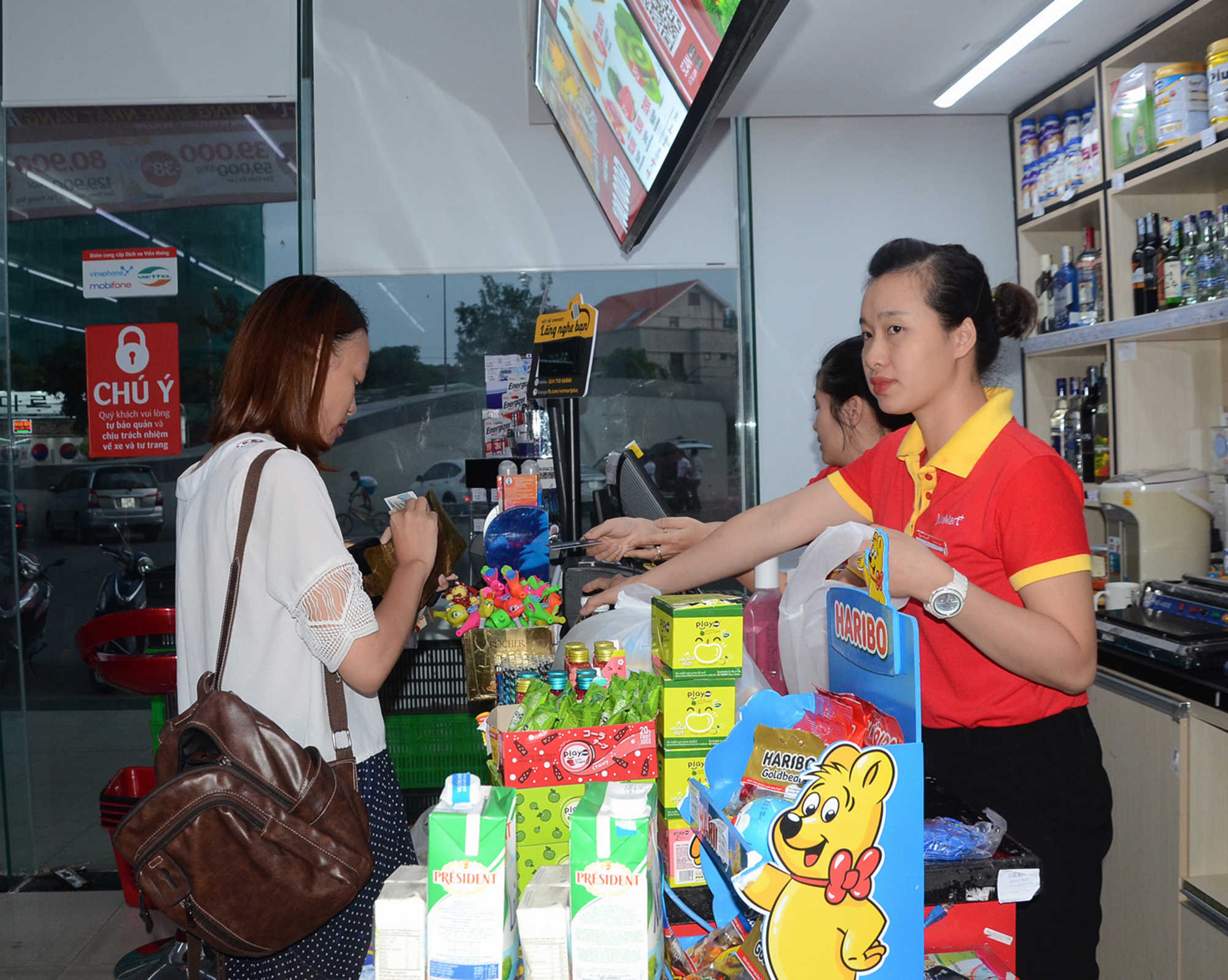 Cùng với chợ truyền thống, hệ thống siêu thị phát triển mạnh góp phần giúp người dân có nhiều sự lựa chọn. Trong ảnh: Người dân mua sắm tại VinMart+ trên đường Lê Văn Lộc, TP. Vũng Tàu.