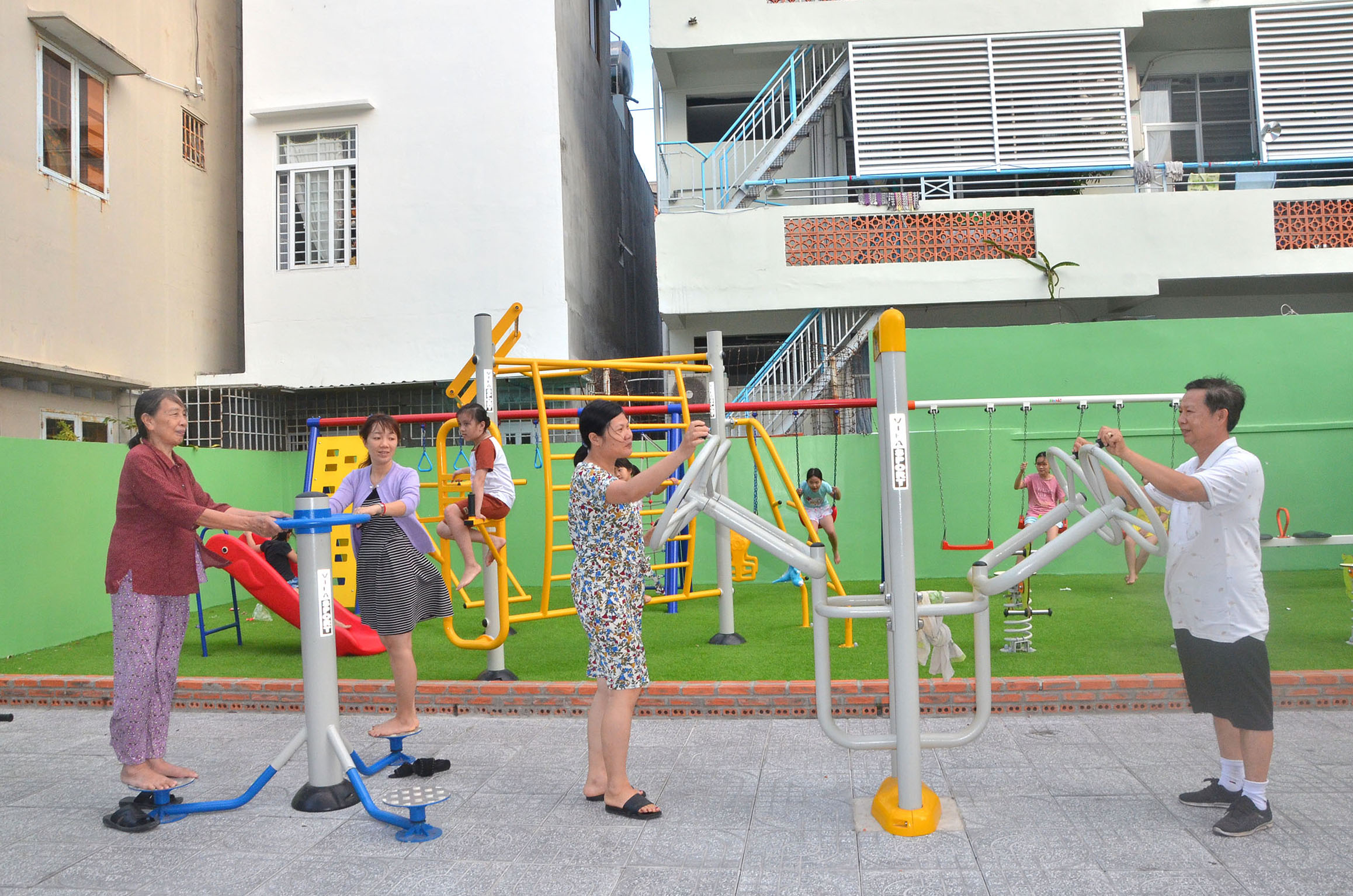 Trong 5 năm qua, BR-VT luôn nỗ lực nâng cao chất lượng cuộc sống người dân.  Trong ảnh: Khu vui chơi trẻ em và tập luyện thể thao (69/44, Lê Hồng Phong, khu phố 5, phường 7,  TP. Vũng Tàu) thu hút đông người dân đến vui chơi, tập luyện mỗi ngày.