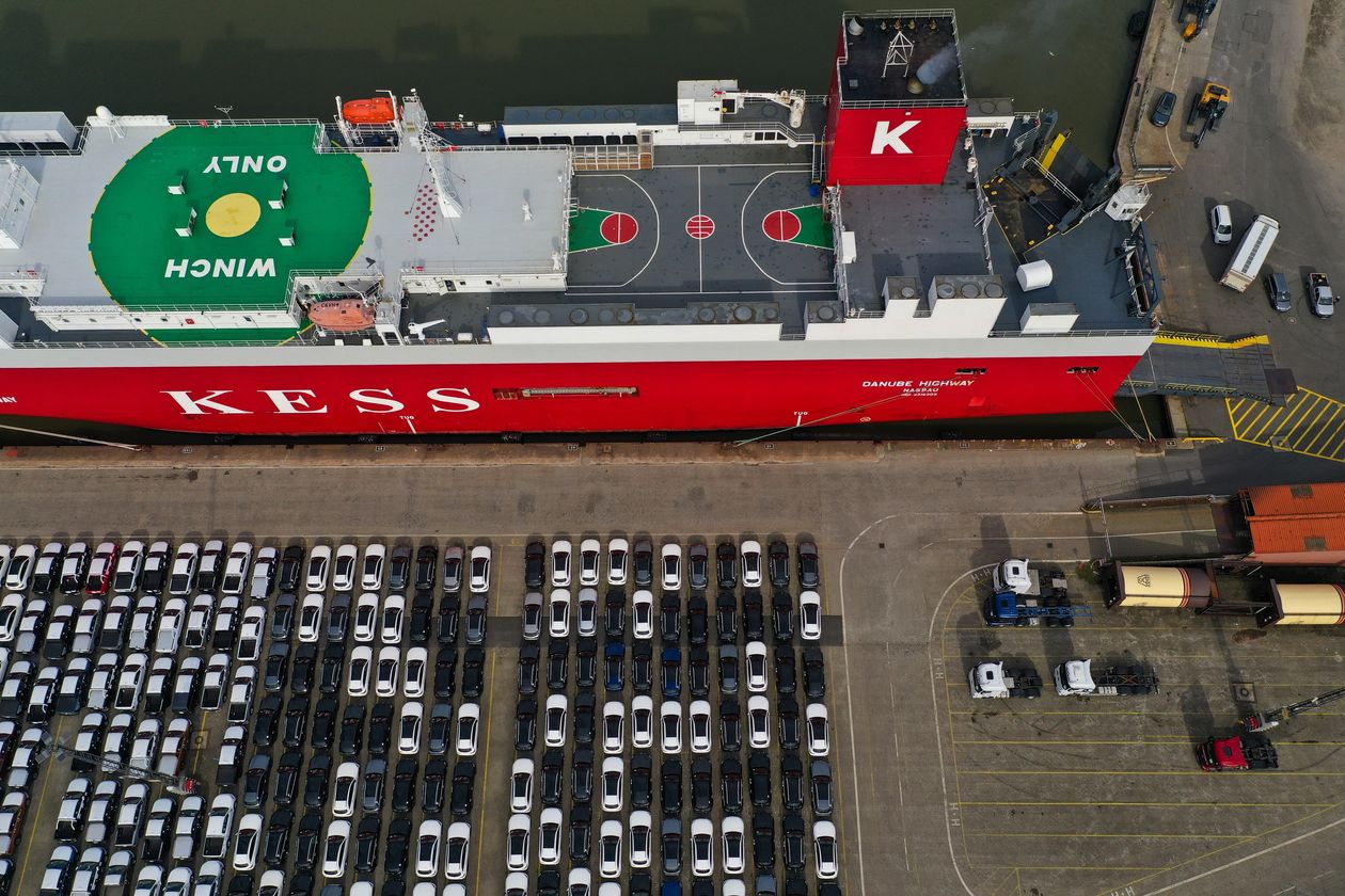 Hàng dài xe ô tô Mercedes-Benz đậu tại cảng Bremerhaven (Đức) chờ lên tàu xuất khẩu sang các nước. Ảnh: Bloomberg.