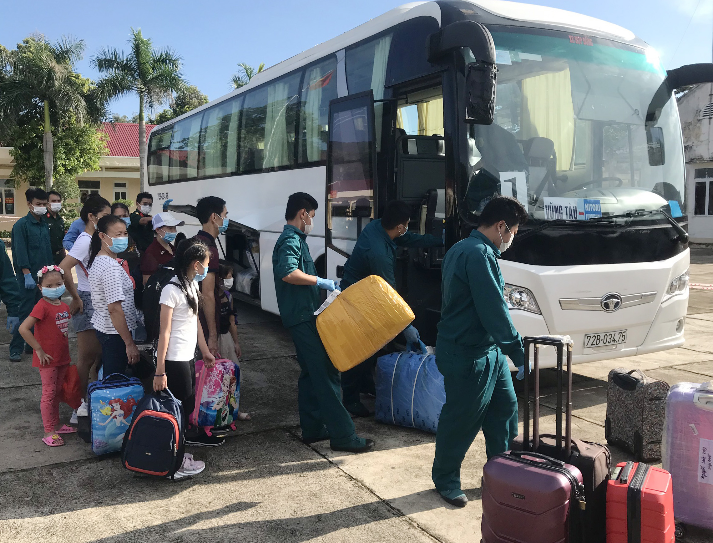 LLVT huyện Long Điền vận chuyển hành lý lên xe cho công dân trở về địa phương.