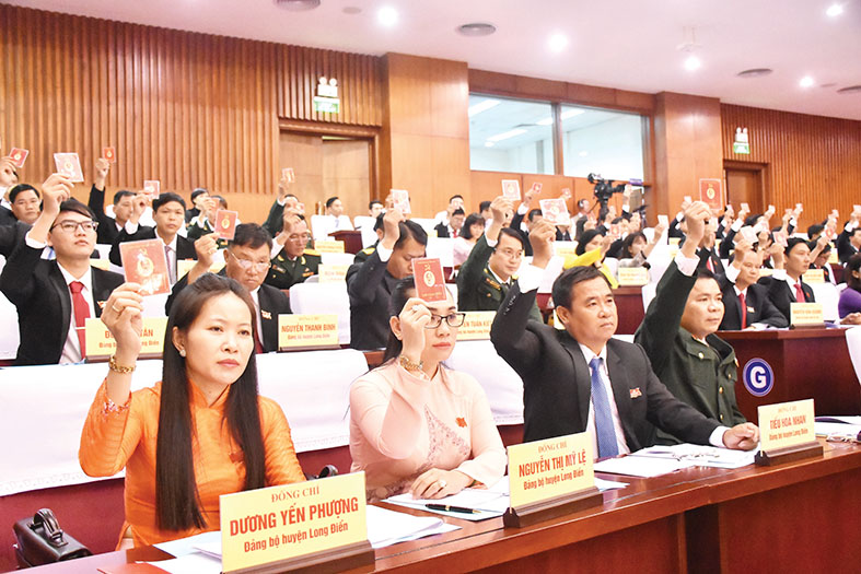 Đại biểu biểu quyết số lượng Ban Chấp hành Đảng bộ tỉnh khóa VII, nhiệm kỳ 2020-2025.