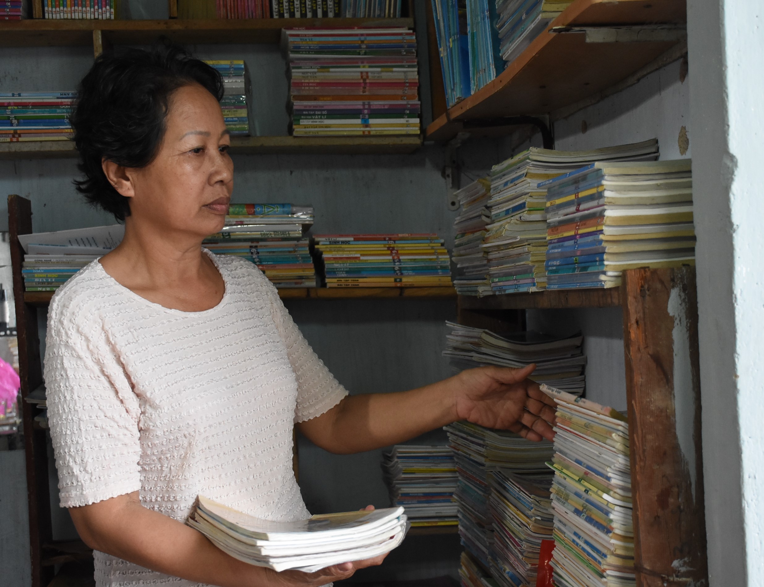 Bà Hồ Thị Thanh Thủy kiểm tra, sắp xếp lại SGK cũ được các nhà  hảo tâm quyên góp.