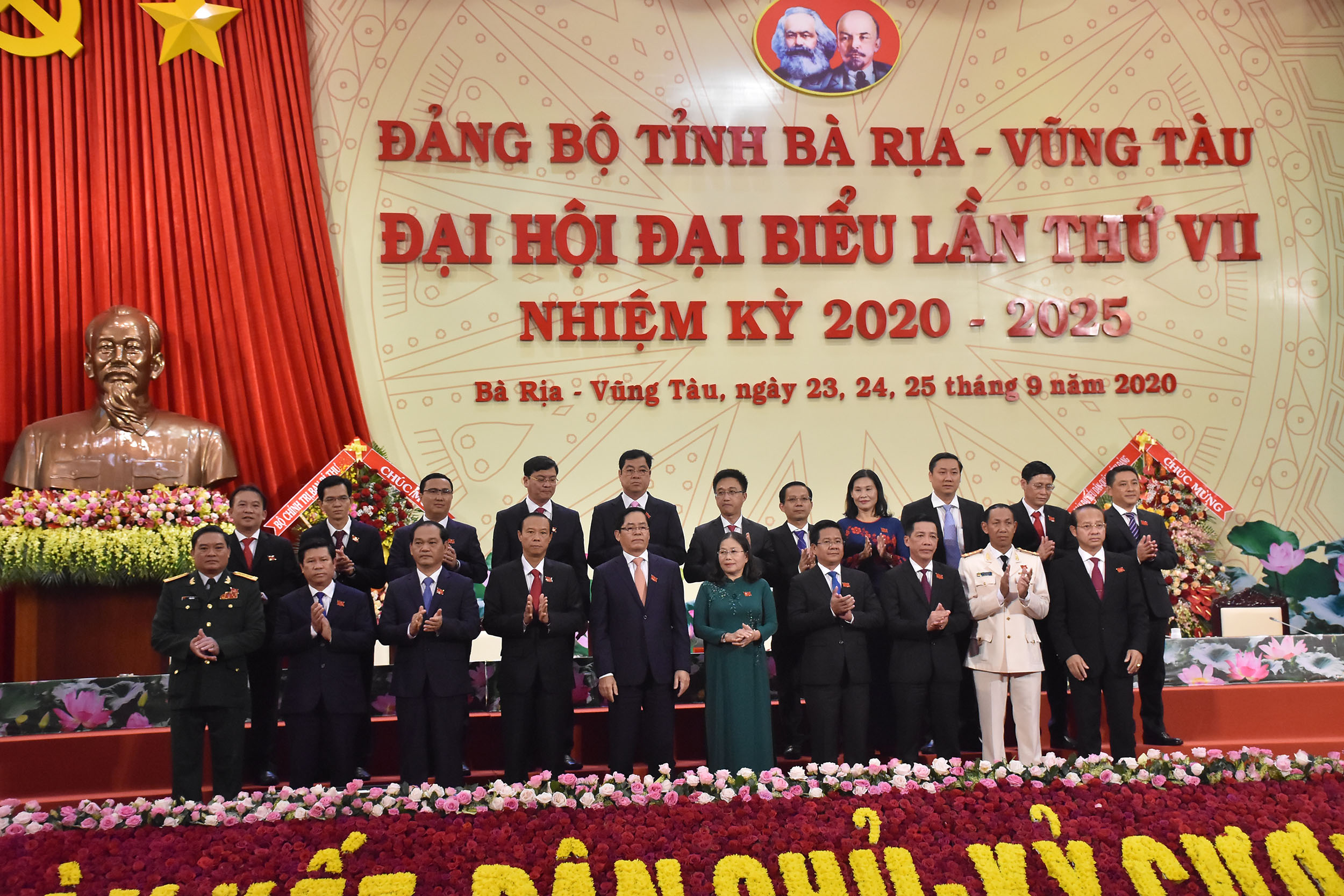 Đoàn Đại biểu Đảng bộ tỉnh dự Đại hội Đại biểu toàn quốc lần thứ XIII của Đảng.