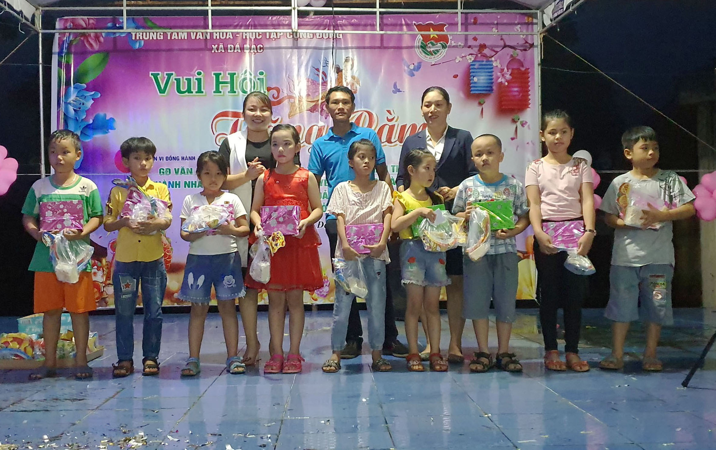 Ban tổ chức và nhà tài trợ trao quà Trung thu cho thiếu nhi xã Đá Bạc, huyện Châu Đức. Ảnh: THÙY VÂN