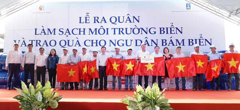 Ban tổ chức chương trình trao cờ Tổ quốc cho ngư dân trên địa bàn tỉnh.