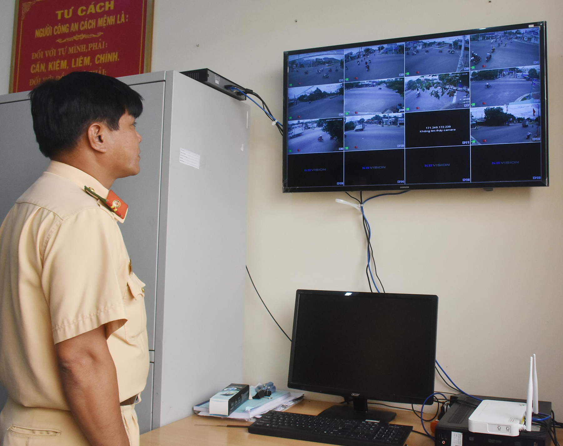 CSGT huyện Long Điền xem camera để xử phạt nguội các trường hợp vi phạm giao thông.