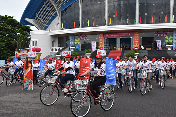 Các đại biểu đạp xe diễu hành qua các tuyến đường chính trên địa bàn TP. Bà Rịa.