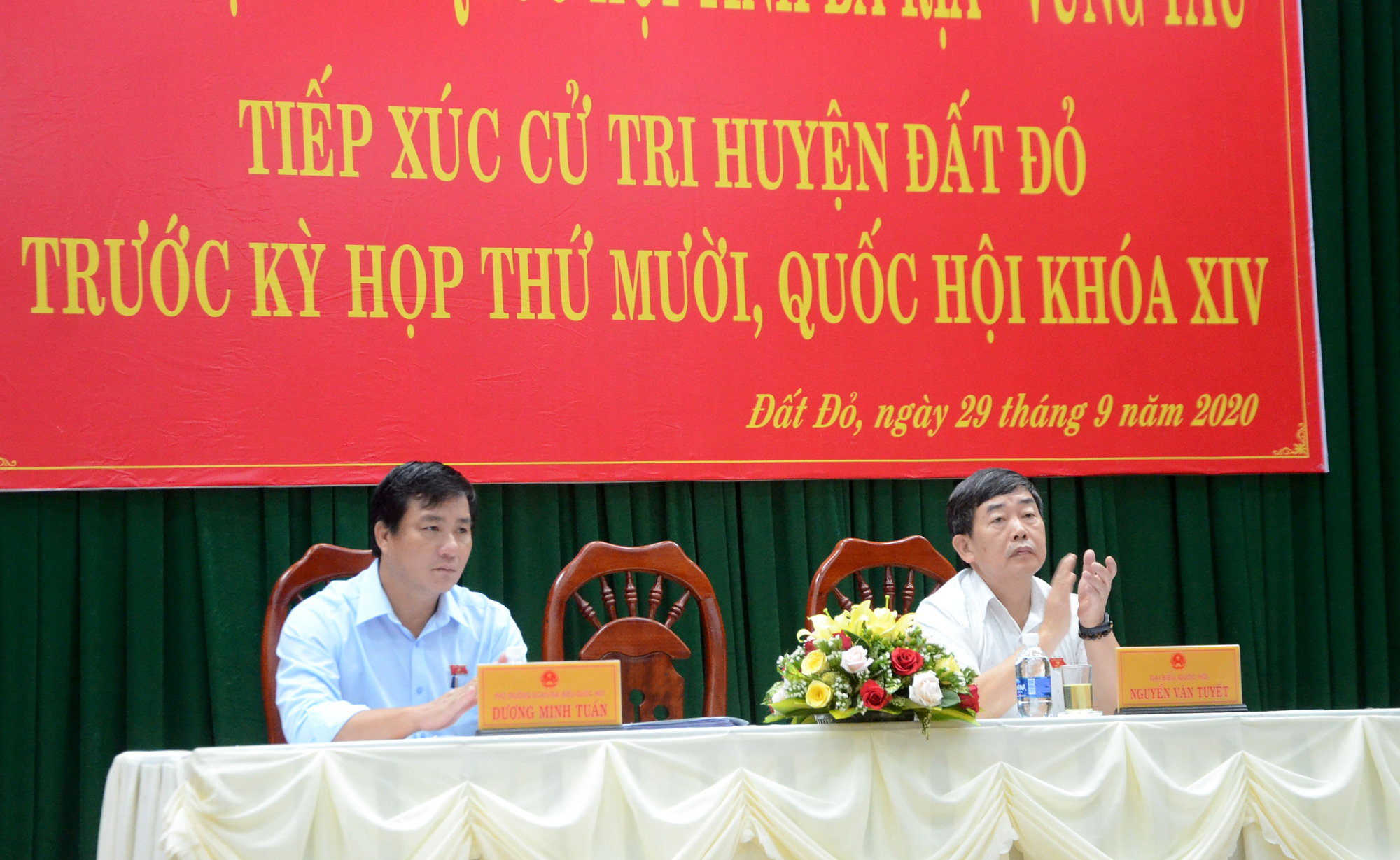 Các đại biểu: Dương Minh Tuấn, Phó Trưởng đoàn ĐBQH tỉnh (trái); Nguyễn Văn Tuyết, Phó Chủ nhiệm Ủy ban Văn hóa, giáo dục, thanh niên, thiếu niên và nhi đồng của Quốc hội TXCT tại huyện Đất Đỏ.