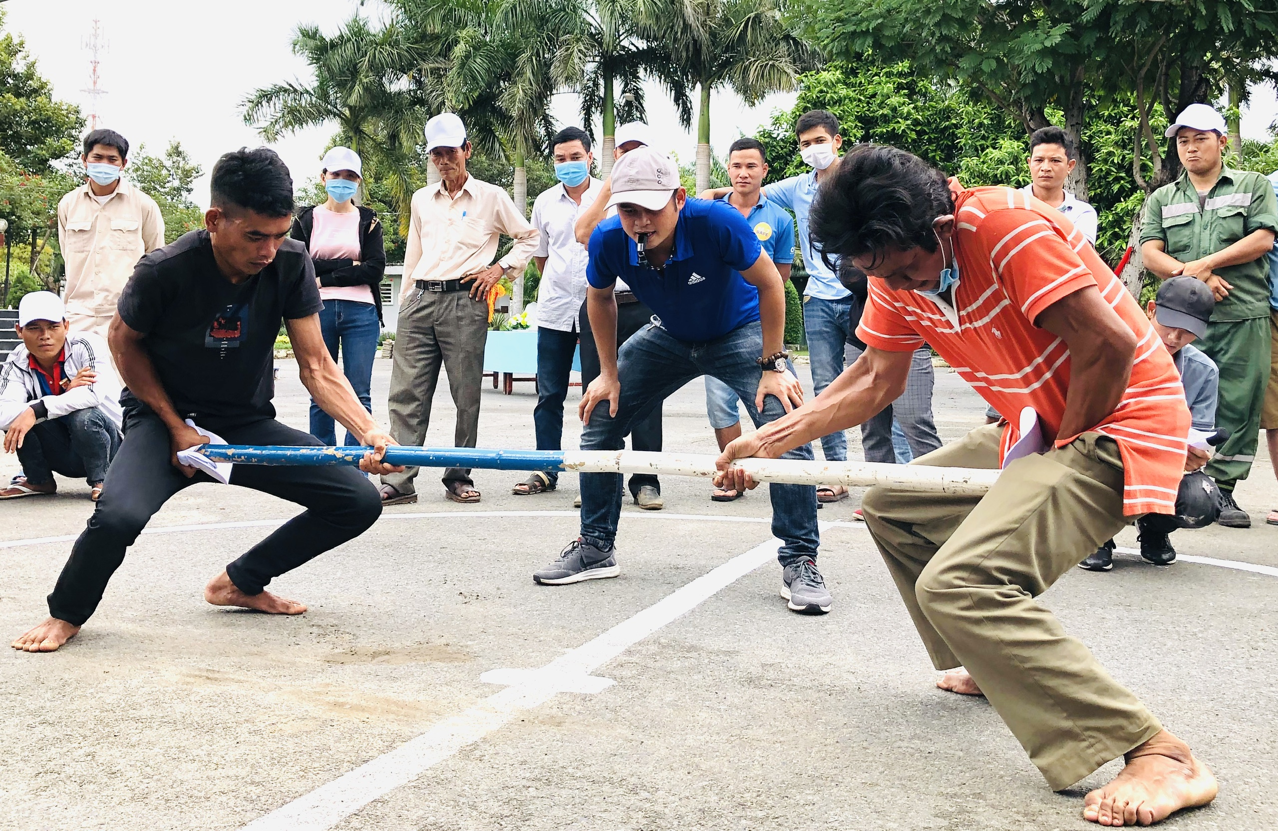 Các hội viên trong phần thi đẩy gậy.