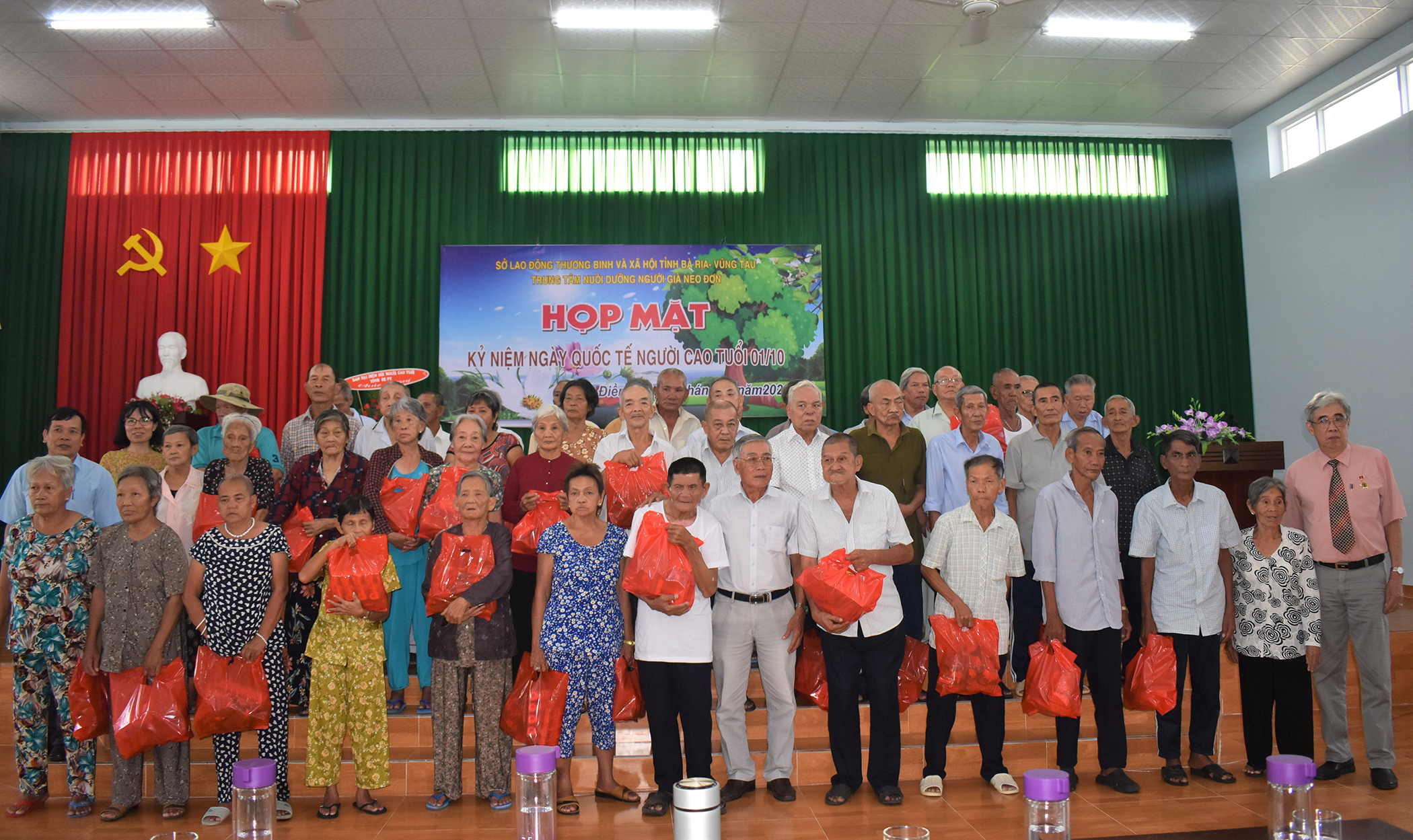 Đại diện các đơn vị, nhà hảo tâm tặng quà cho người cao tuổi đang được chăm sóc tại Trung tâm Nuôi dưỡng Người già neo đơn. 