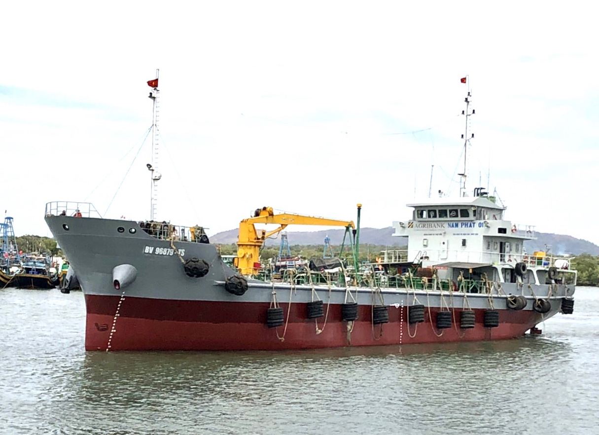 Tàu hậu cần dịch vụ của ông Châu Văn Nhỏ, xã Phước Tỉnh, huyện Long Điền buộc phải nằm bờ do làm ăn thua lỗ.