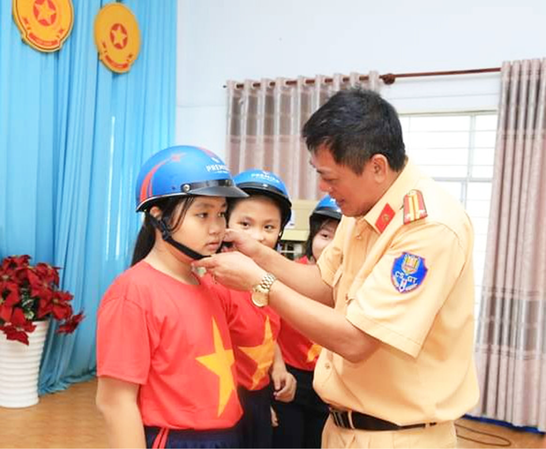 Đại diện CSGT Công an TP.Vũng Tàu tặng mũ bảo hiểm cho học sinh Trường THCS Nguyễn An Ninh.