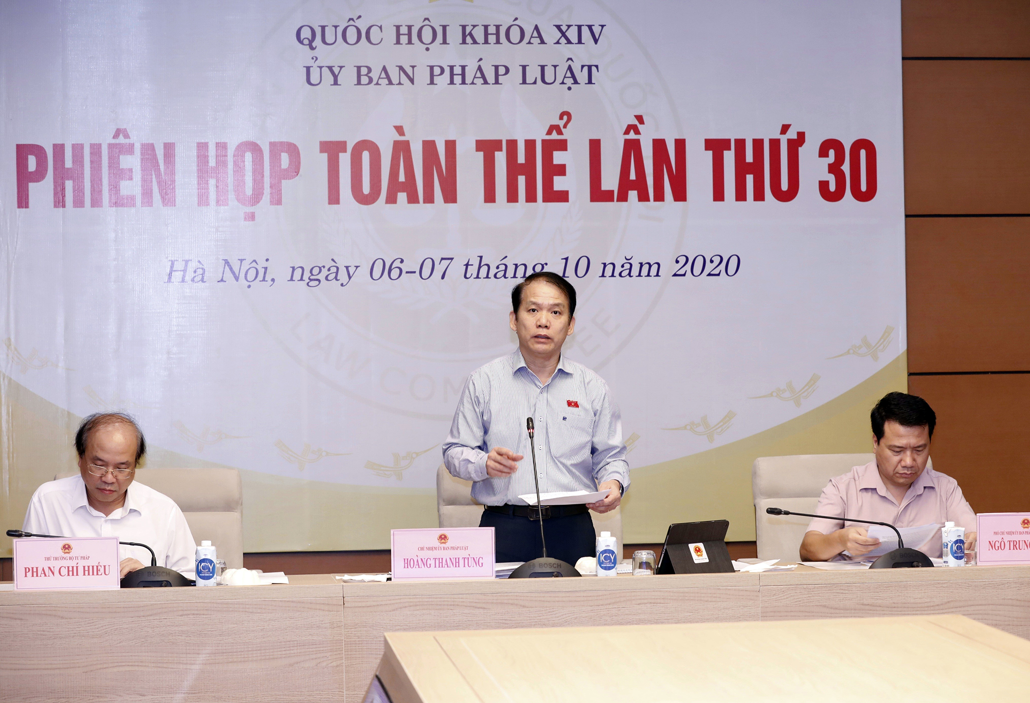 Chủ nhiệm Ủy ban Pháp luật của Quốc hội Hoàng Thanh Tùng phát biểu tại phiên họp. Ảnh: DOÃN TẤN 