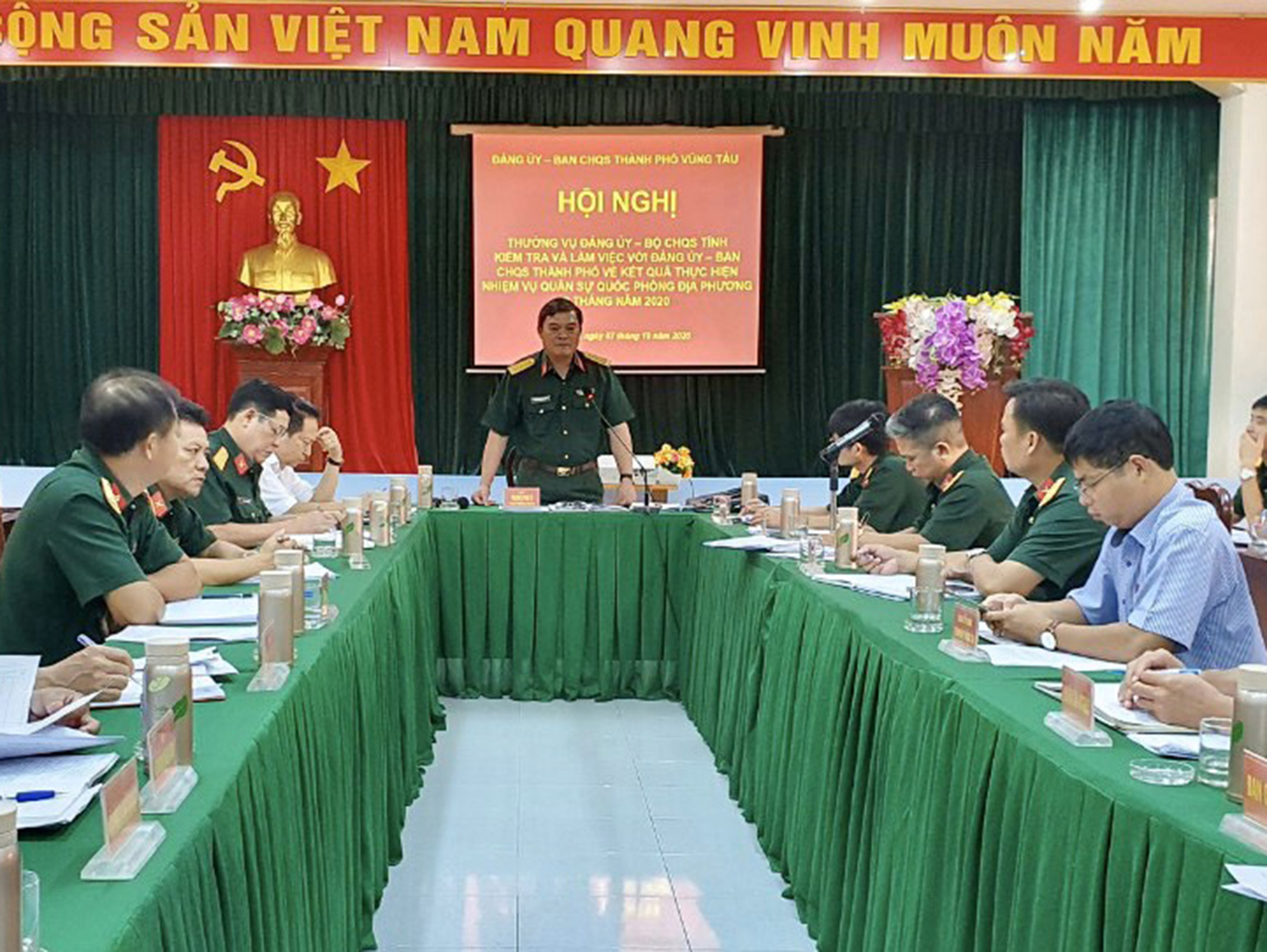 Đại tá Phạm Phú Ý, Ủy viên Ban Thường vụ Tỉnh ủy, Chỉ huy trưởng Bộ CHQS tỉnh phát biểu chỉ đạo tại buổi làm việc.