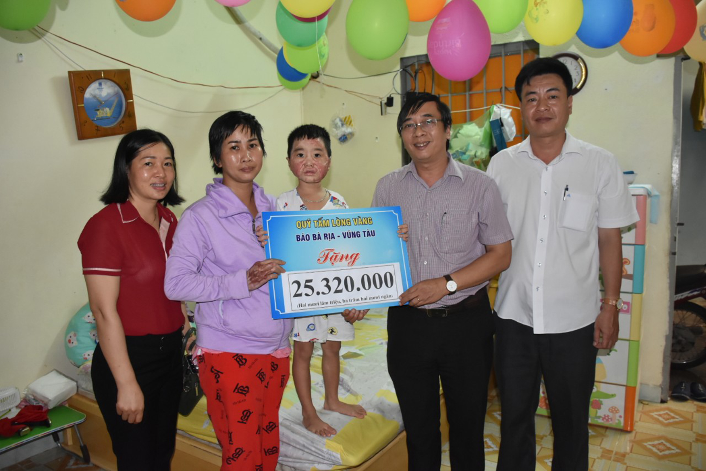 Ông Trương Đức Nghĩa, Phó Tổng Biên tập Báo BR-VT trao số tiền hơn 25 triệu đồng từ Quỹ “Tấm lòng vàng” cho gia đình chị Nguyễn Thị Kiều Đông.