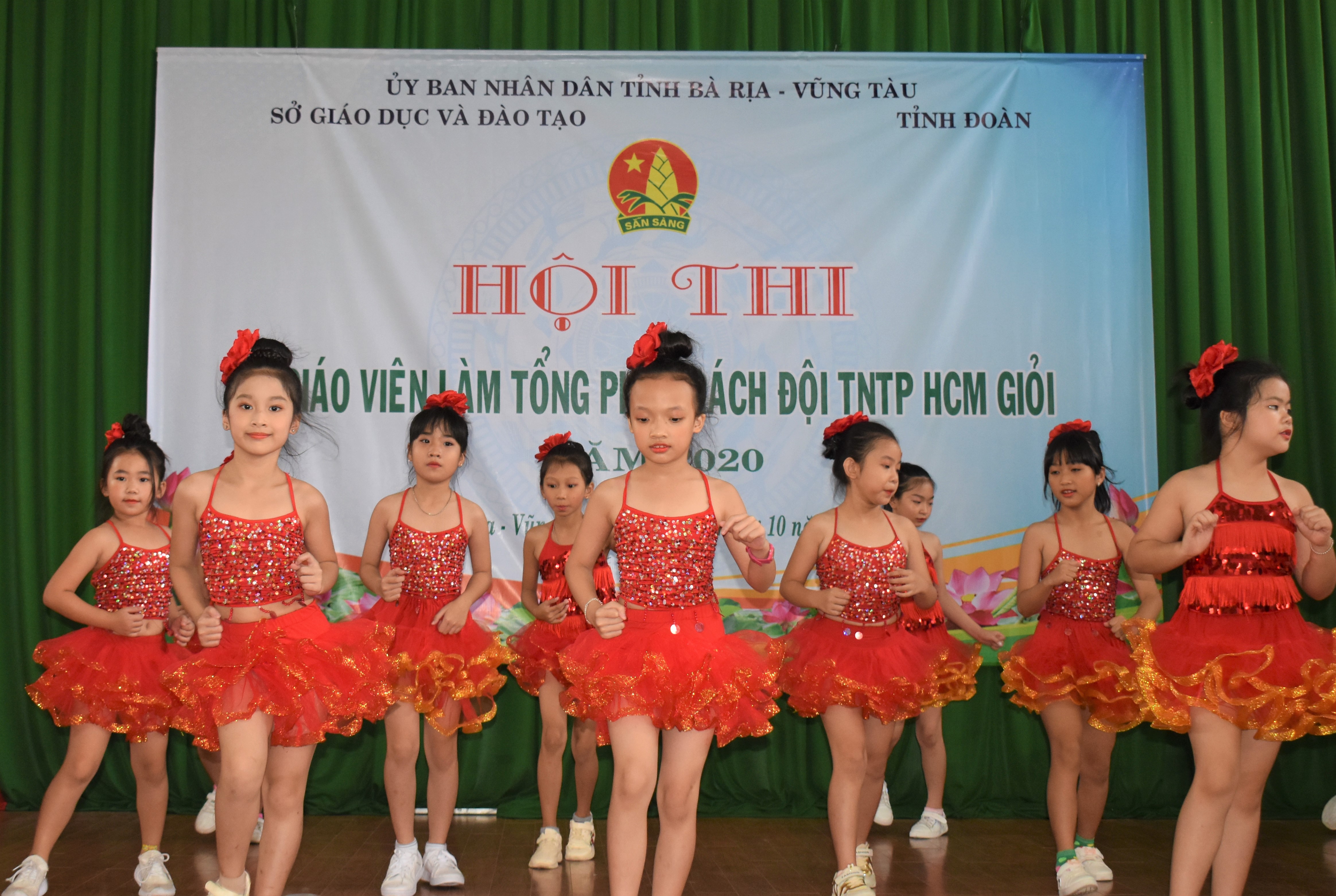 Tiết mục văn nghệ chào mừng hội thi do các em HS Trường TH Nguyễn Bá Ngọc biểu diễn.