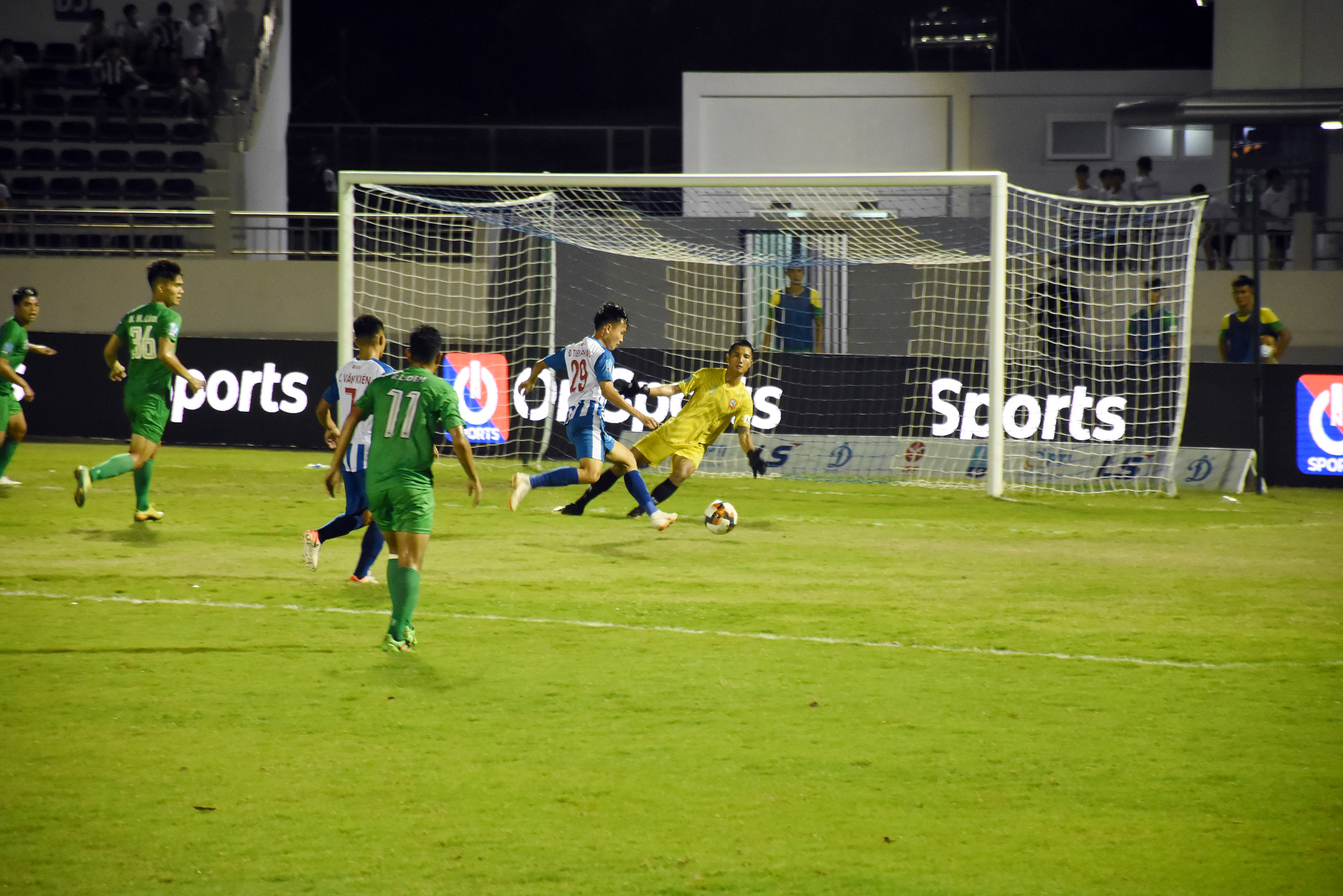 Tân binh Trung Nhân có bàn thắng nâng tỷ số lên 2-1.