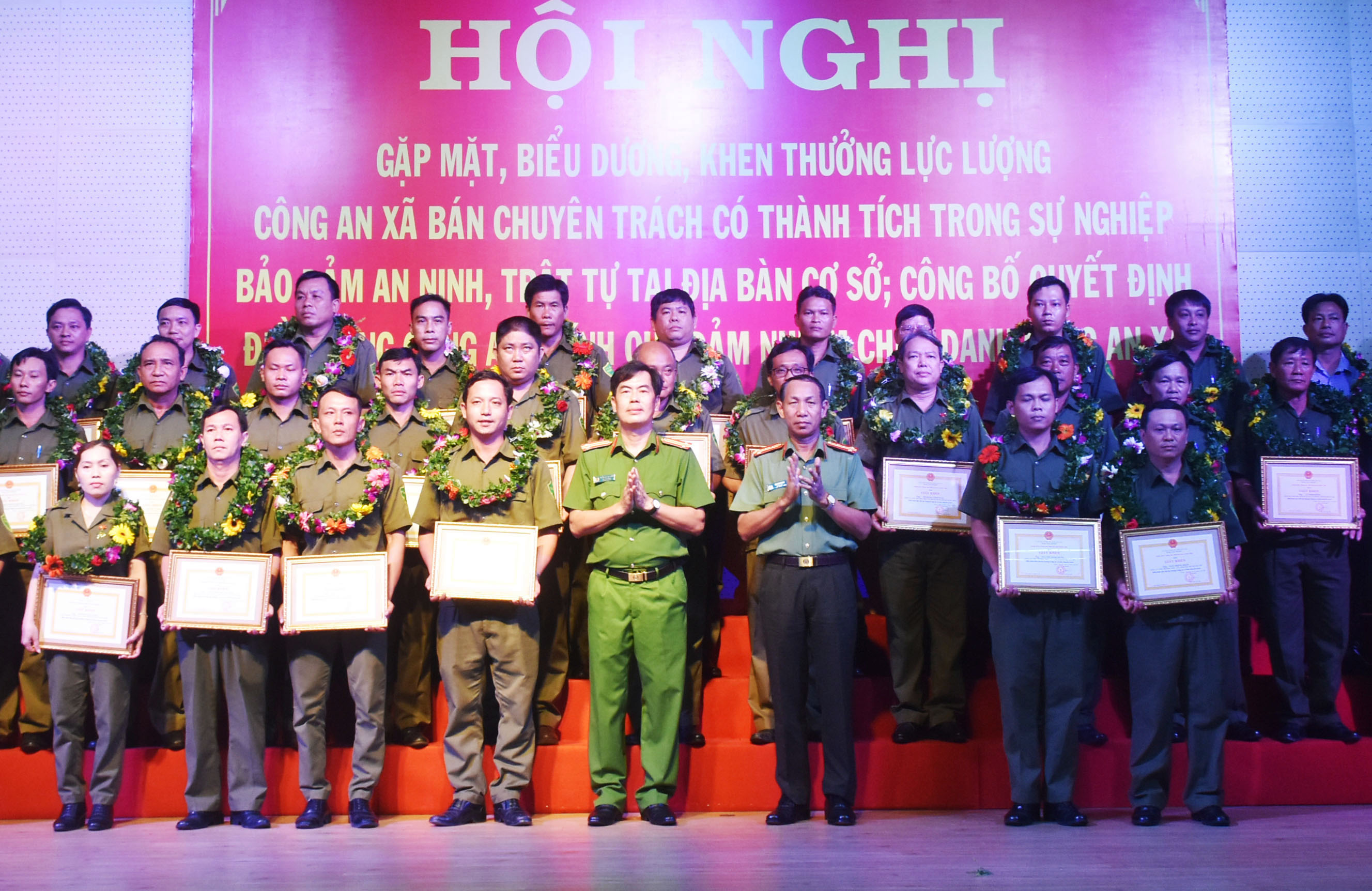 Ban Giám đốc Công an tỉnh biểu dương lực lượng công an xã bán chuyên trách có thành tích xuất sắc trong việc bảo đảm ANTT tại cơ sở.