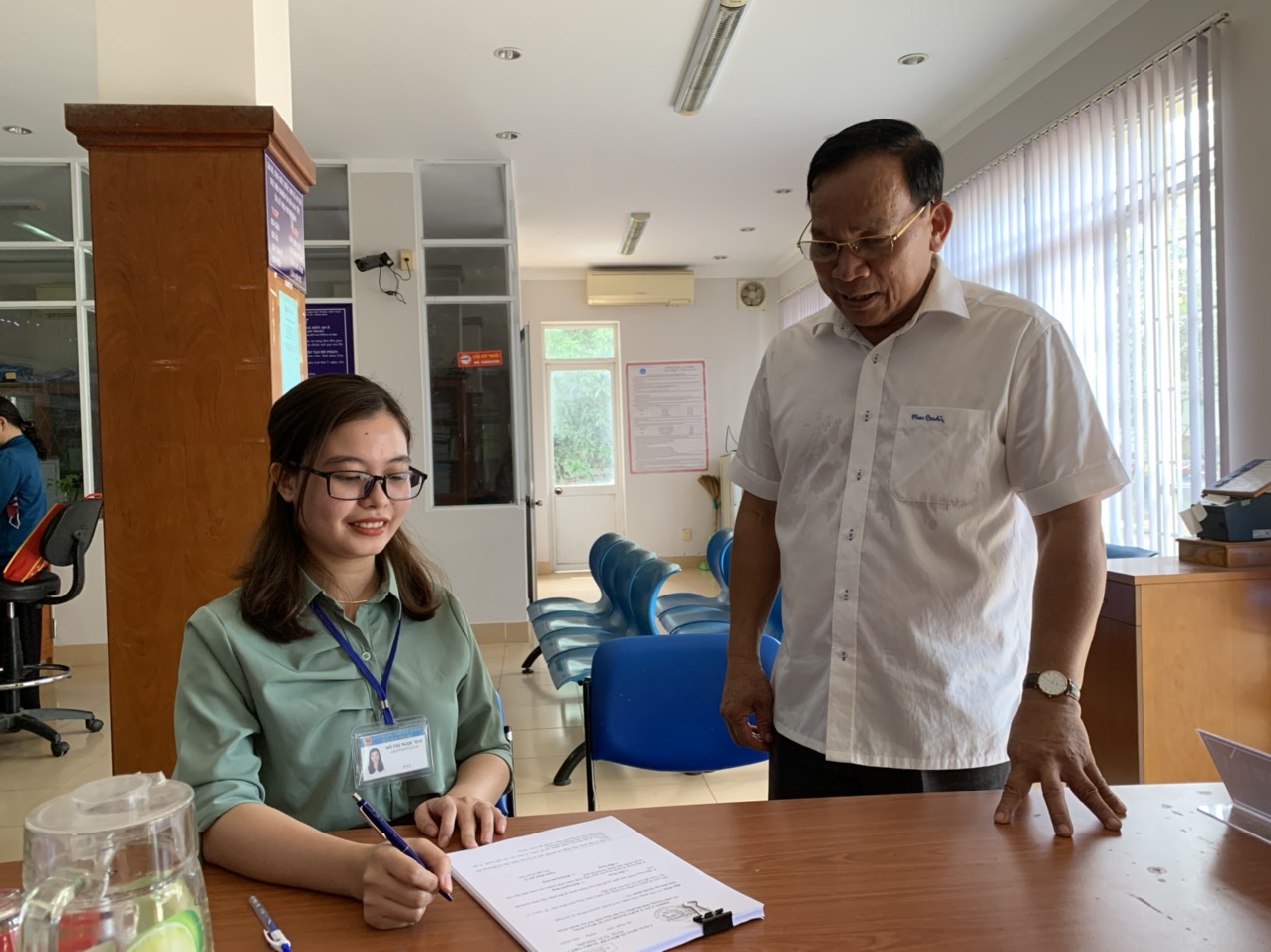 Ông Phạm Hòa kiểm tra mô hình dân vận khéo “Ngày không hẹn” tại Bộ phận tiếp nhận và trả kết quả UBND xã An Ngãi.