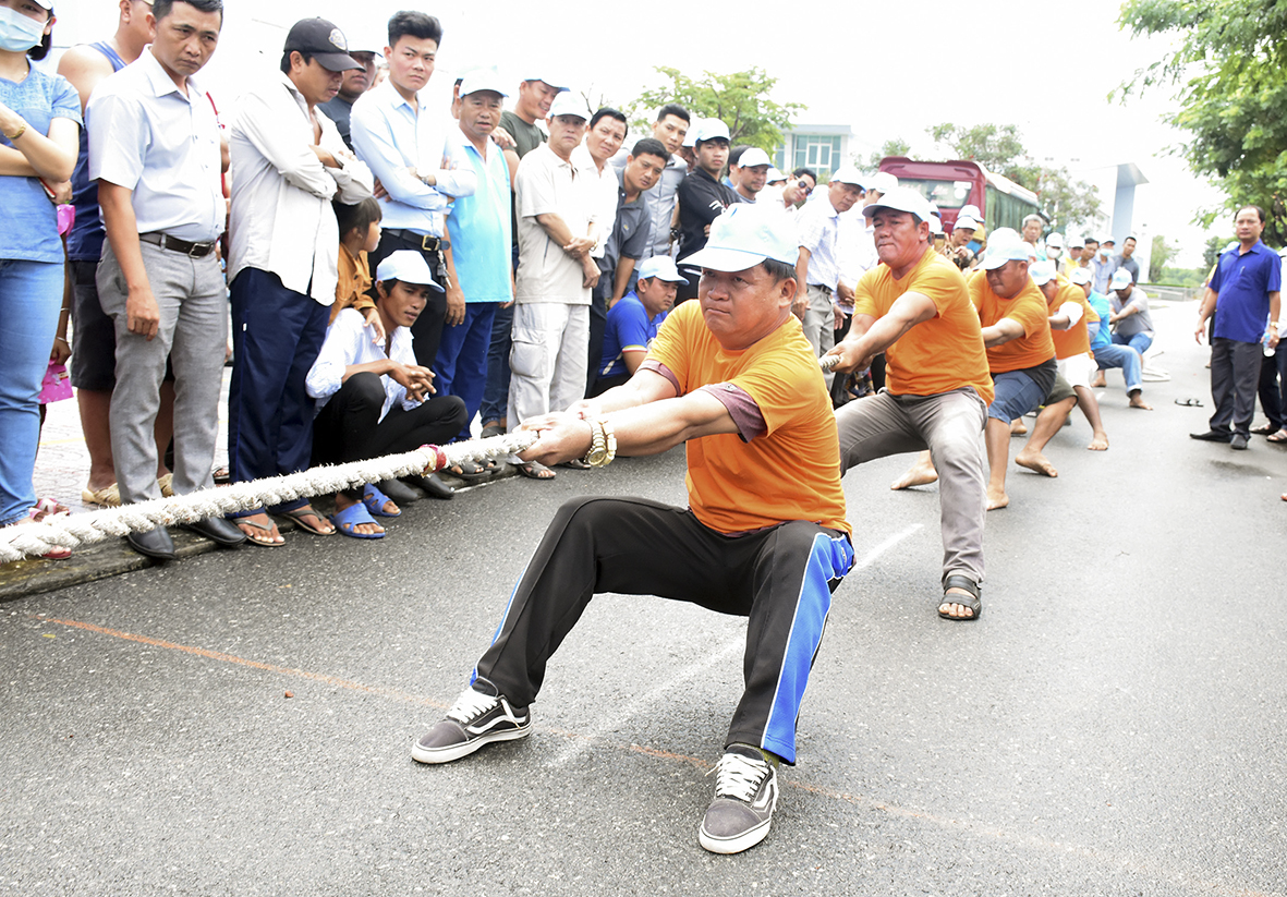 Các VĐV thi đấu môn kéo co.