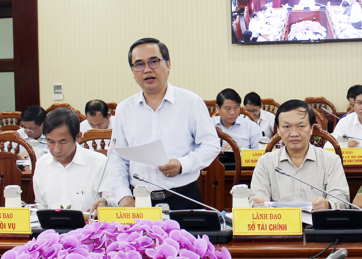 Ông Nguyễn Văn Đặng, Phó Giám đốc Sở KH-ĐT báo cáo tình hình kinh tế-xã hội 9 tháng năm 2020. 