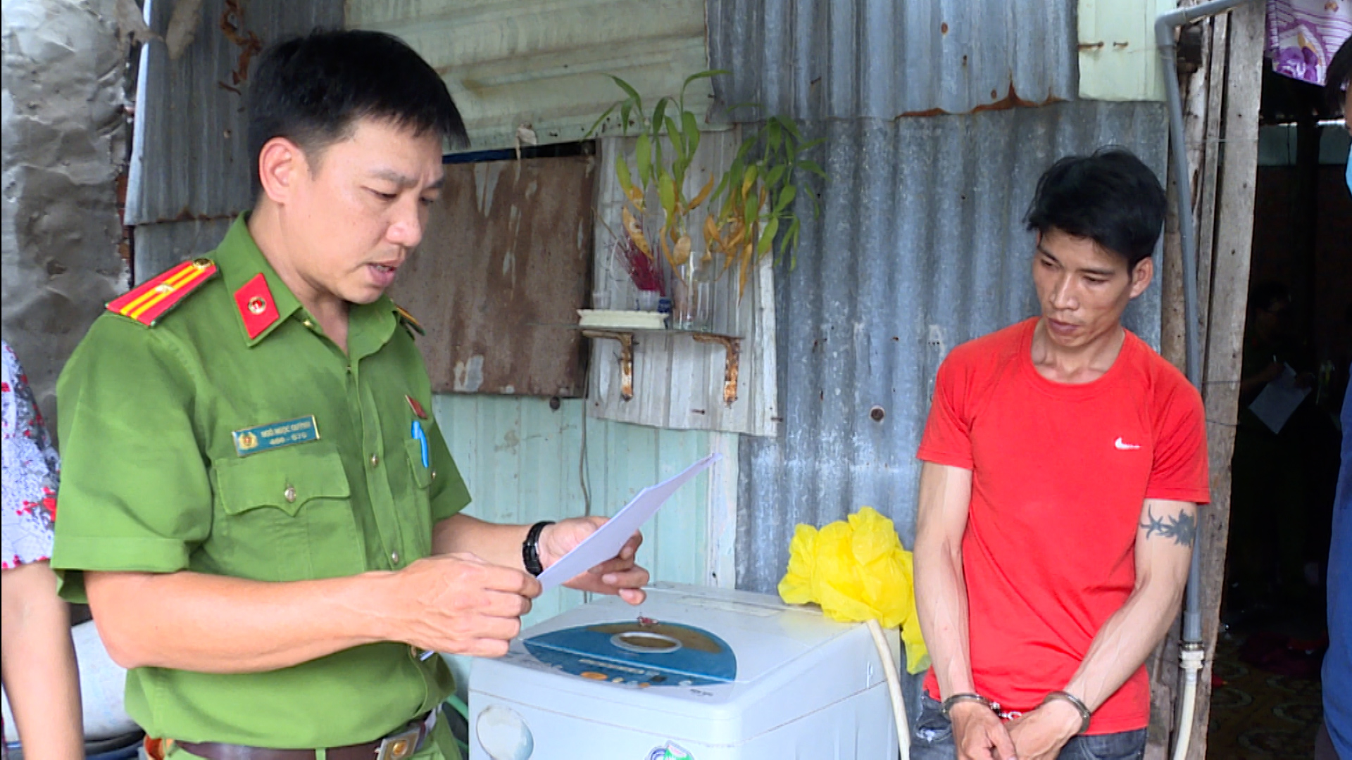Cơ quan CSĐT Công an TP. Vũng Tàu công bố lệnh khám xét nơi ở của Nghĩa.