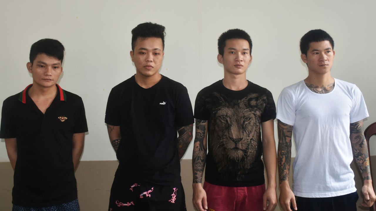  Các đối tượng tại cơ quan công an (Thành, Tùng, Khánh và Thảo tính từ bìa phải).