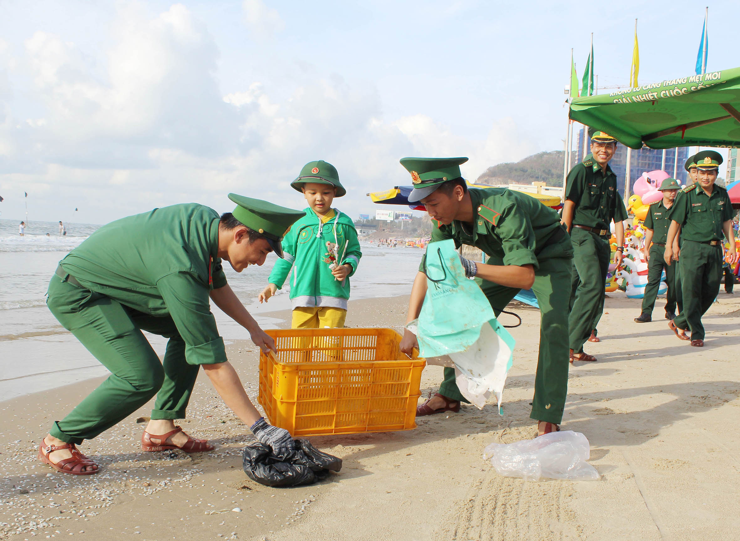 Cán bộ, chiến sĩ BĐBP tỉnh dọn vệ sinh bờ biển Bãi Sau, TP.Vũng Tàu.