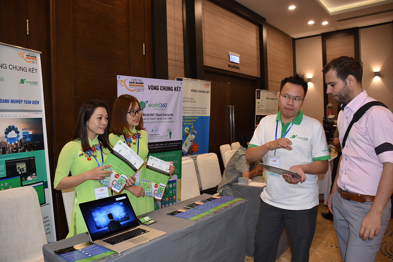 Anh Lê Bá Châu giới thiệu các ứng dụng của công ty với đối tác nước ngoài  tại khách sạn Malibu (TP. Vũng Tàu).