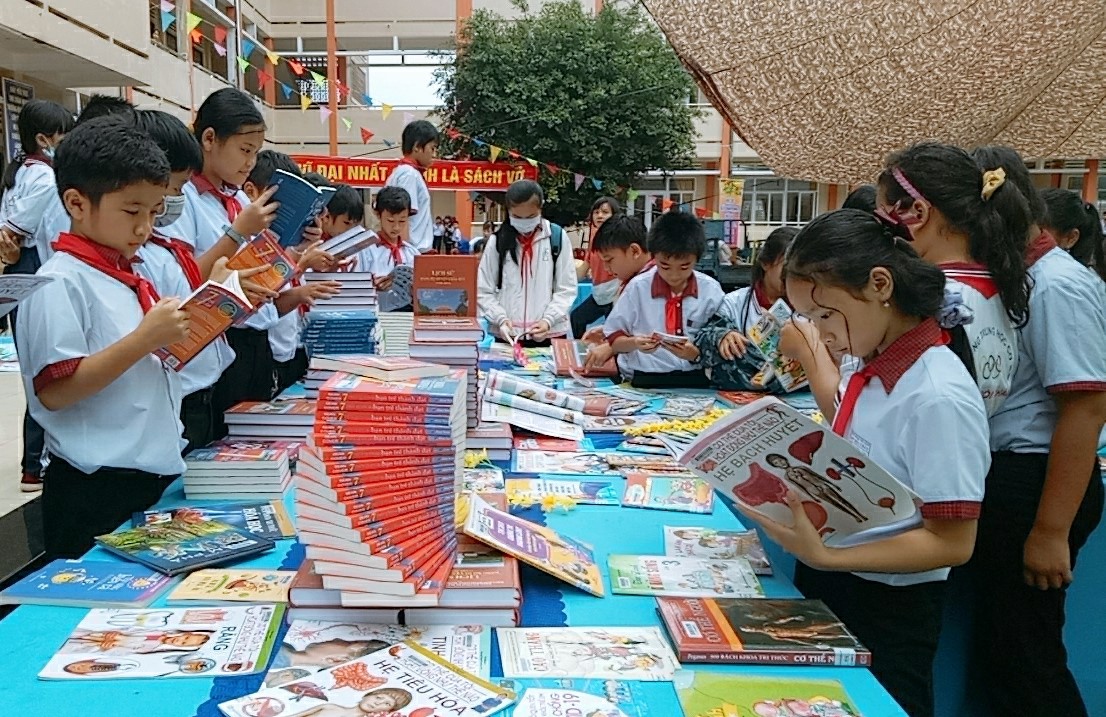 HS Trường THCS Phan Bội Châu đọc sách tại ngày hội.