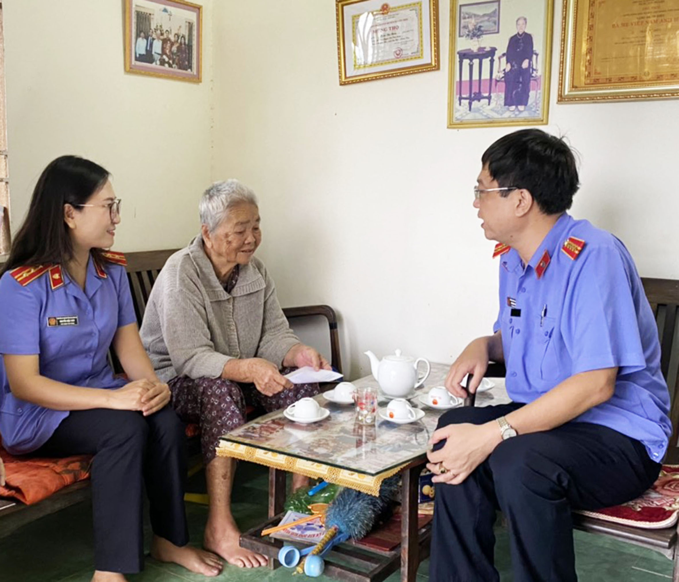 Lãnh đạo Viện KSND tỉnh thăm hỏi Mẹ Việt Nam Anh hùng Trần Thị Hiên (xã Tân Lâm, huyện Xuyên Mộc).