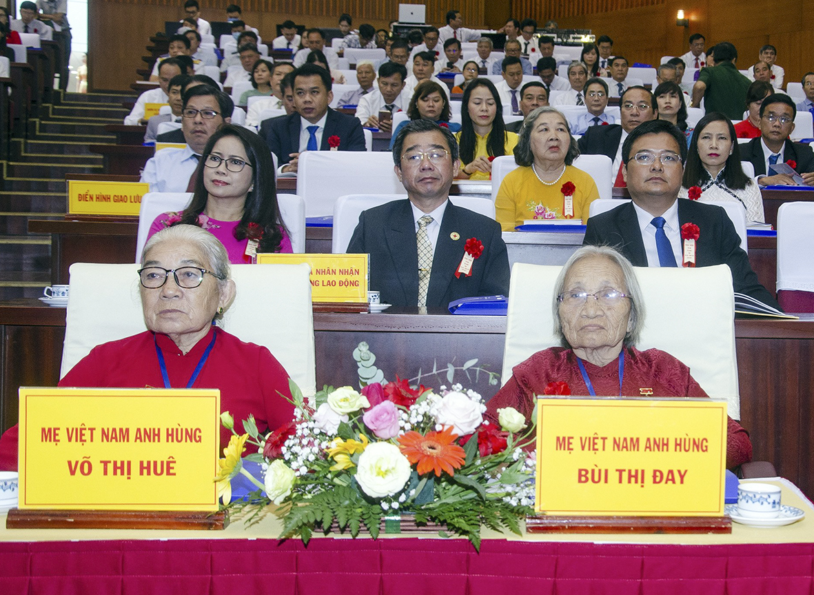 Mẹ Việt Nam Anh hùng Võ Thị Huê và Bùi Thị Đay tham dự Đại hội.
