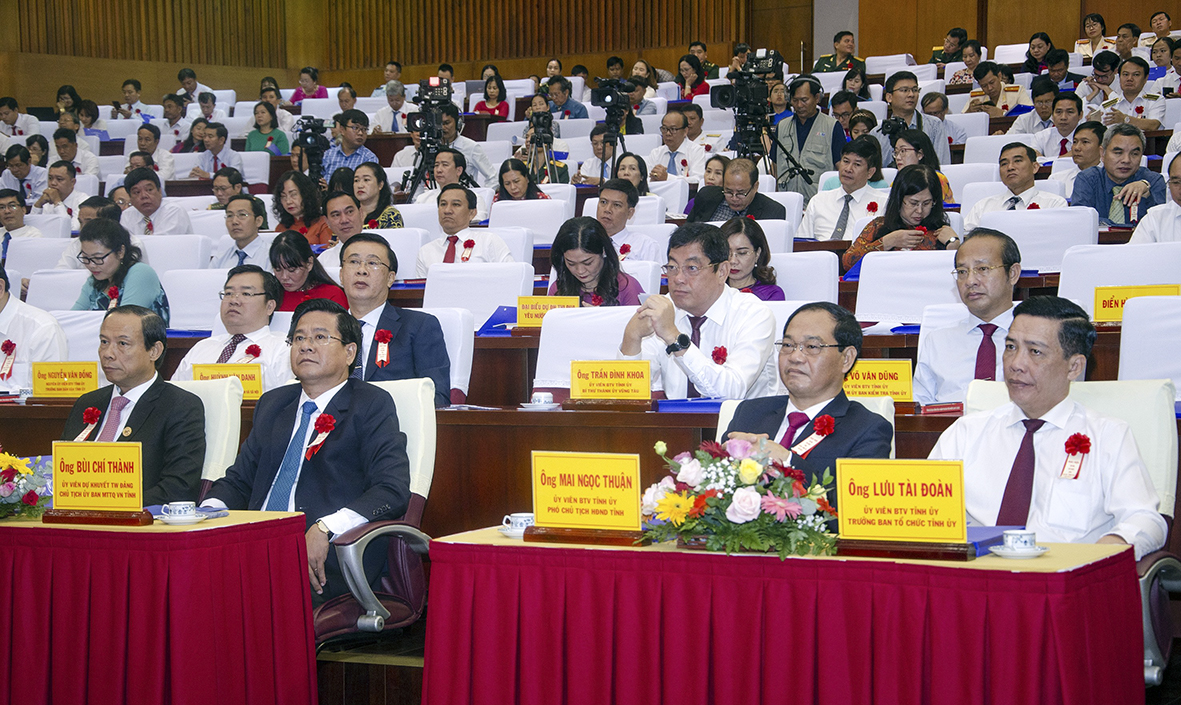 Các đồng chí lãnh đạo tỉnh và đại biểu tham dự Đại hội.